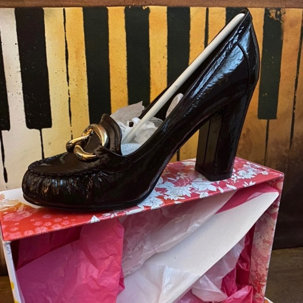 Shiny patent block heel